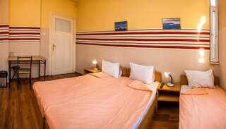 Гостевой дом Ivani GuestRooms София Трехместный номер с общей ванной комнатой-2