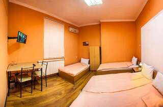 Гостевой дом Ivani GuestRooms София Четырехместный номер с общей ванной комнатой-1