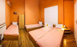 Гостевой дом Ivani GuestRooms София Четырехместный номер с общей ванной комнатой-3