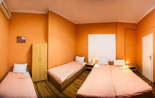 Гостевой дом Ivani GuestRooms София Четырехместный номер с общей ванной комнатой-4